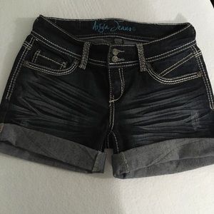 ❤️Cute jean shorts with a bit of stretch to them